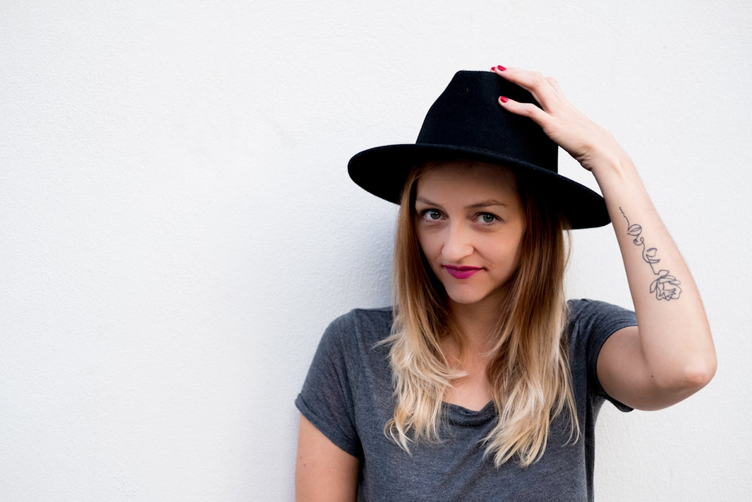 women's black Fedora hat