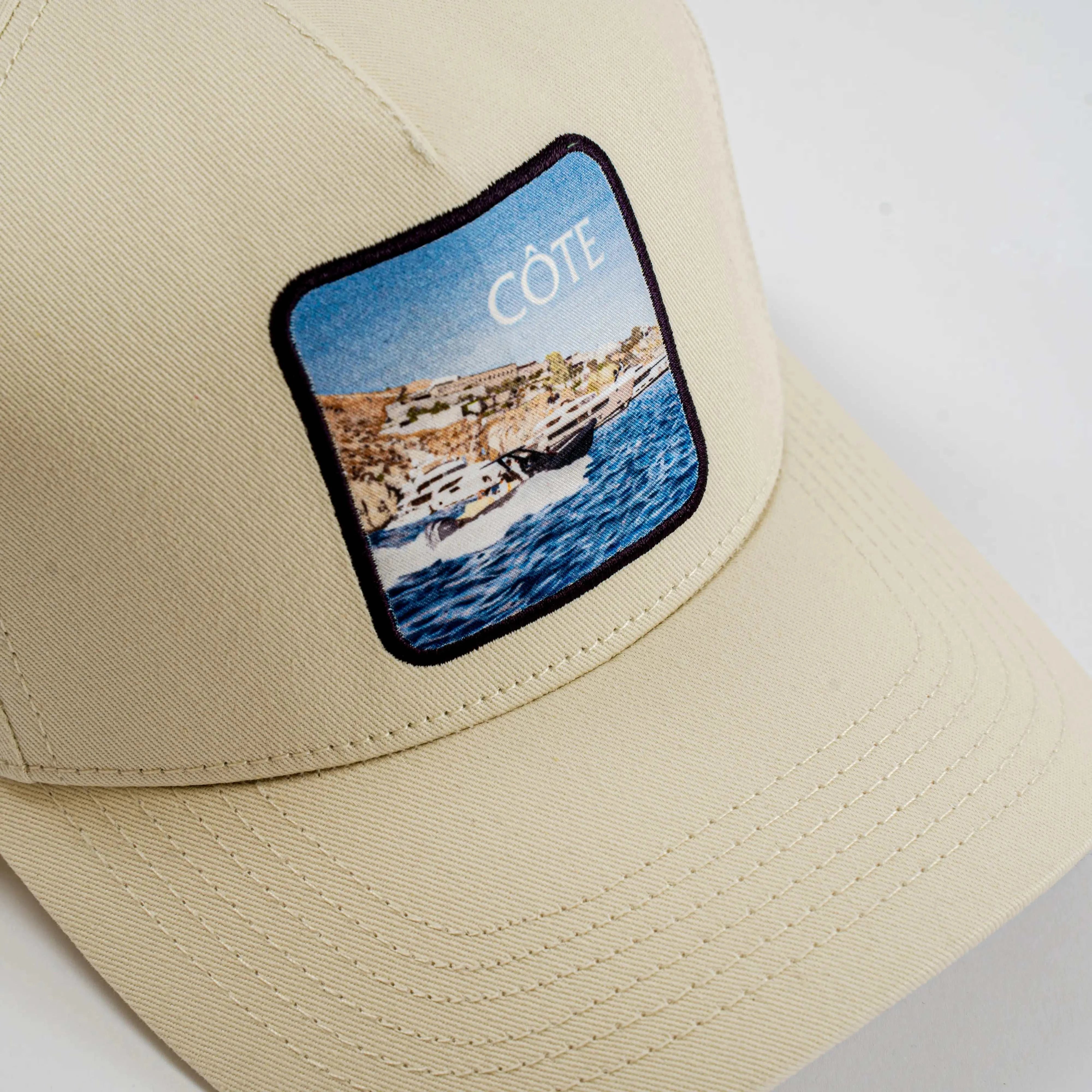 Off-white Côte Baseball Cap with curved brim and ocean-themed patch in Isla Crema color