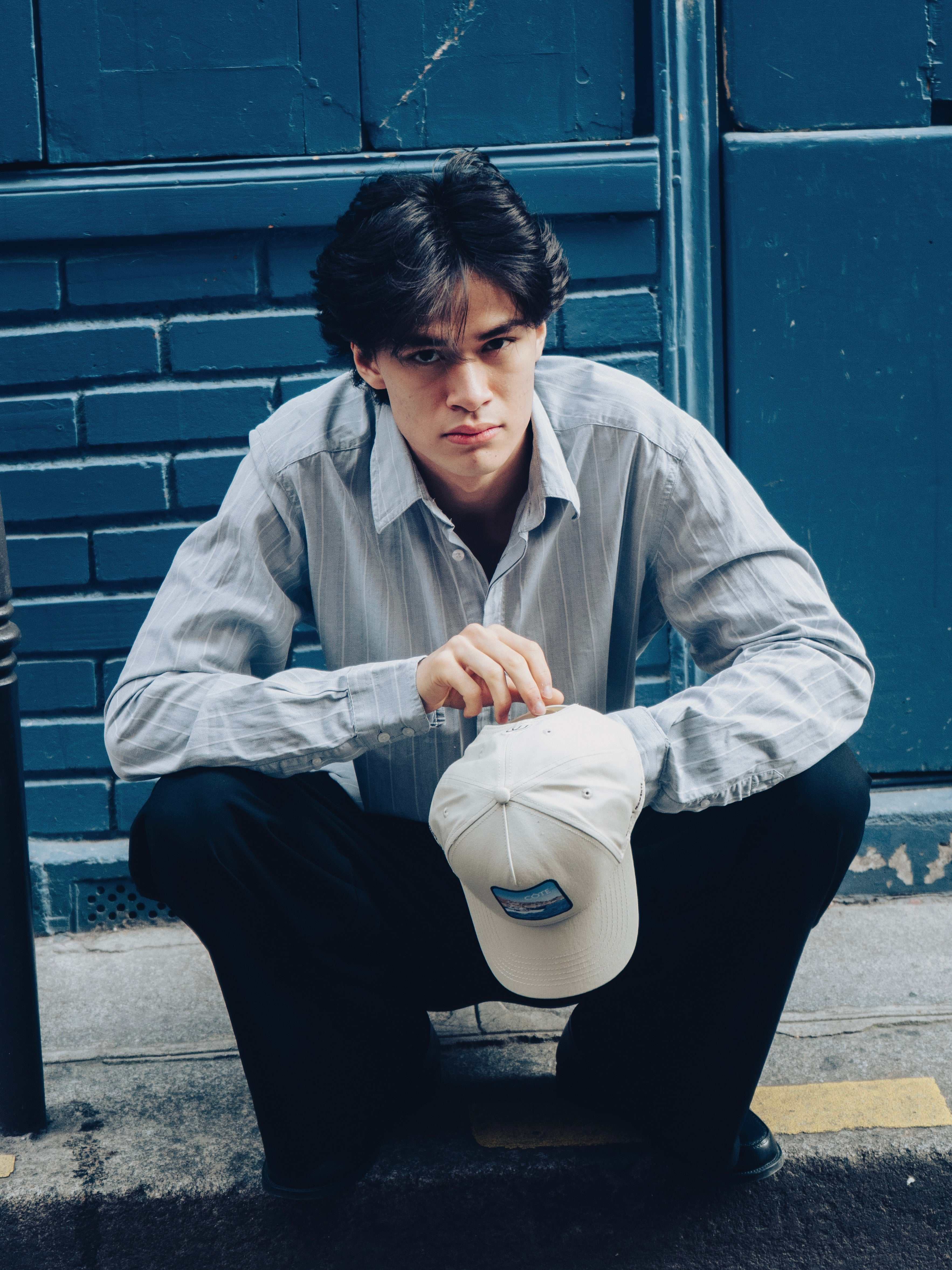 Côte Baseball Cap in off-white with curved brim and Places | Moments patch